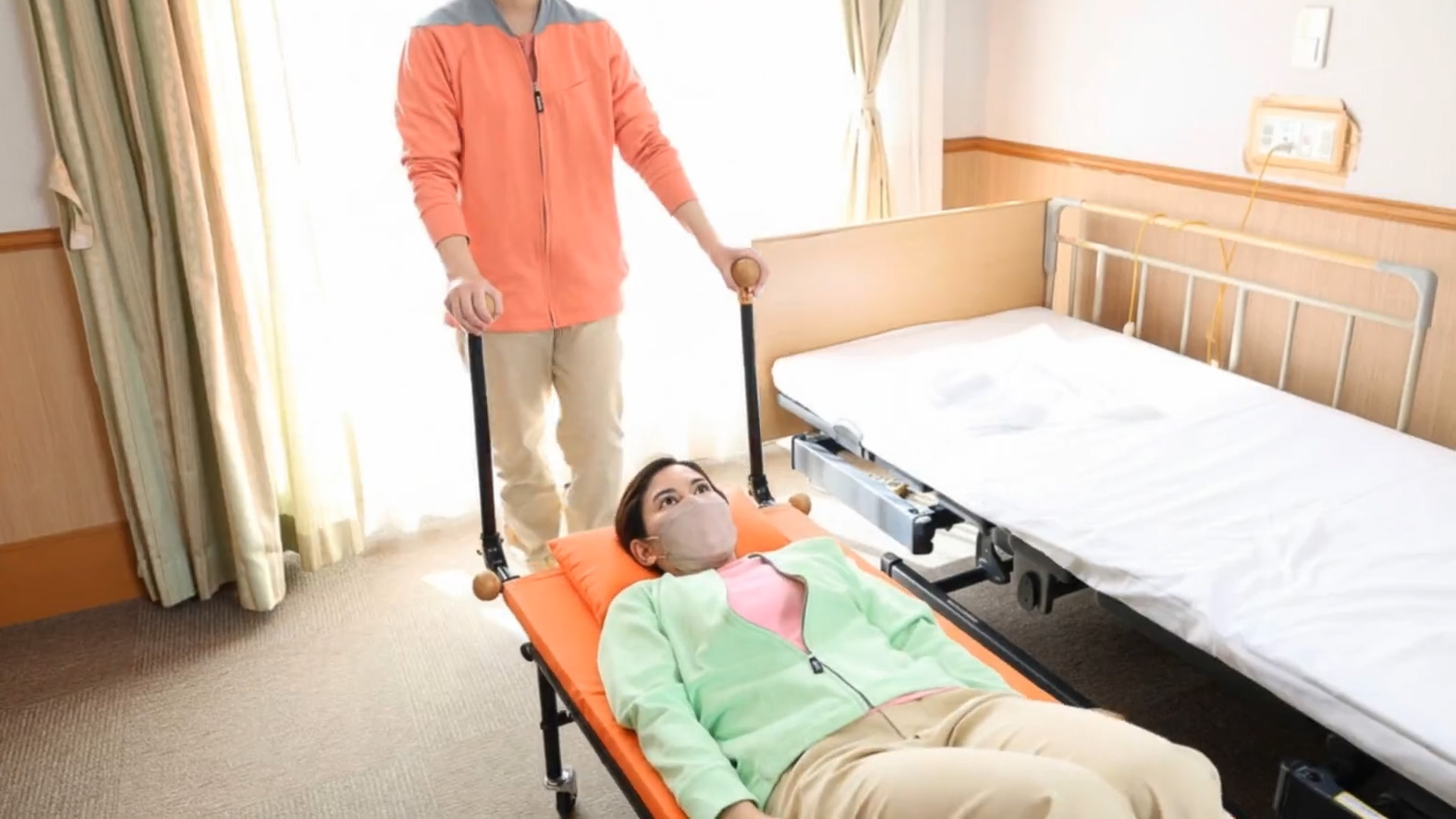 救馬に乗った利用者をスタッフが押して搬送している様子